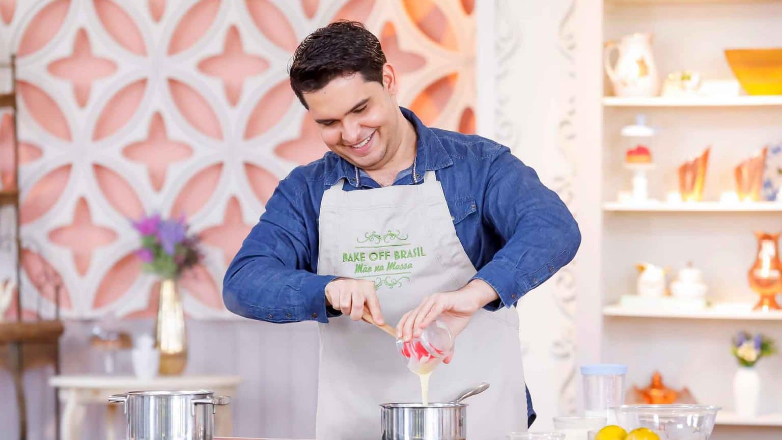 Dário, vencedor da 3ª temporada é o convidado de "Bake Off Brasil A