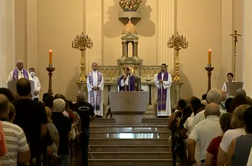 Fiéis lotam Catedral de Sorocaba na Quarta feira de Cinzas TV Sorocaba