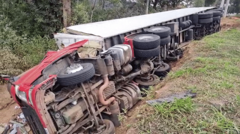 Tombamento De Carreta Na Raposo Tavares Em S O Roque Deixa Um Ferido