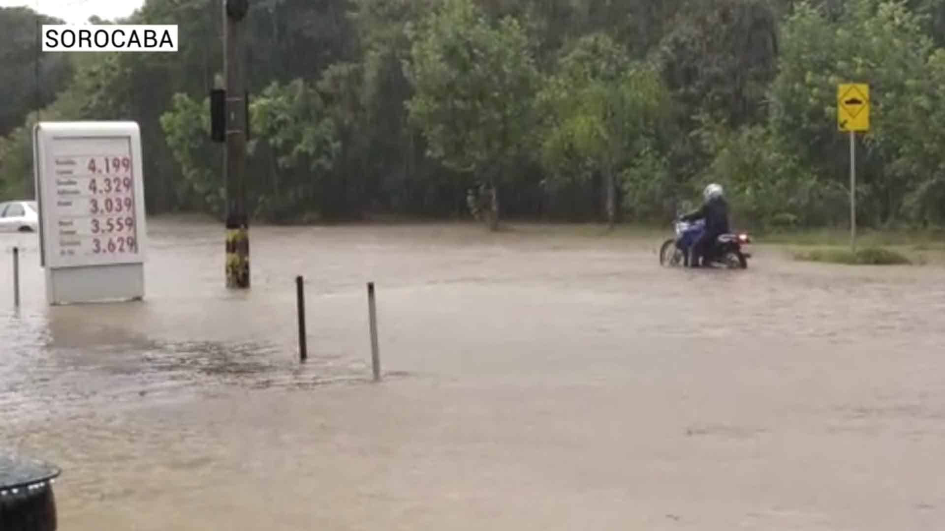 Chuva causa alagamentos em Sorocaba