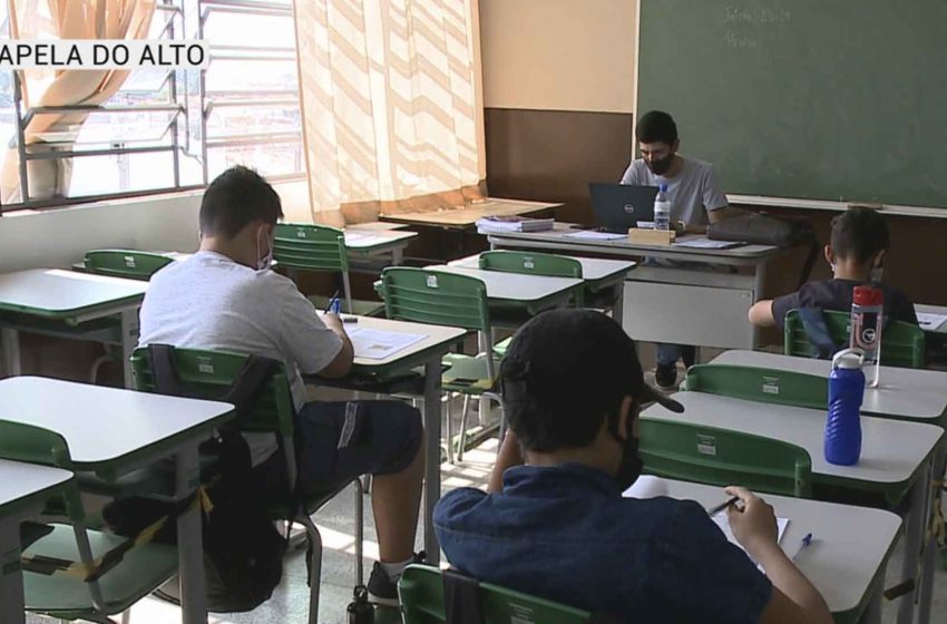  Estudantes da rede pública de Capela do Alto fazem testagem para covid-19