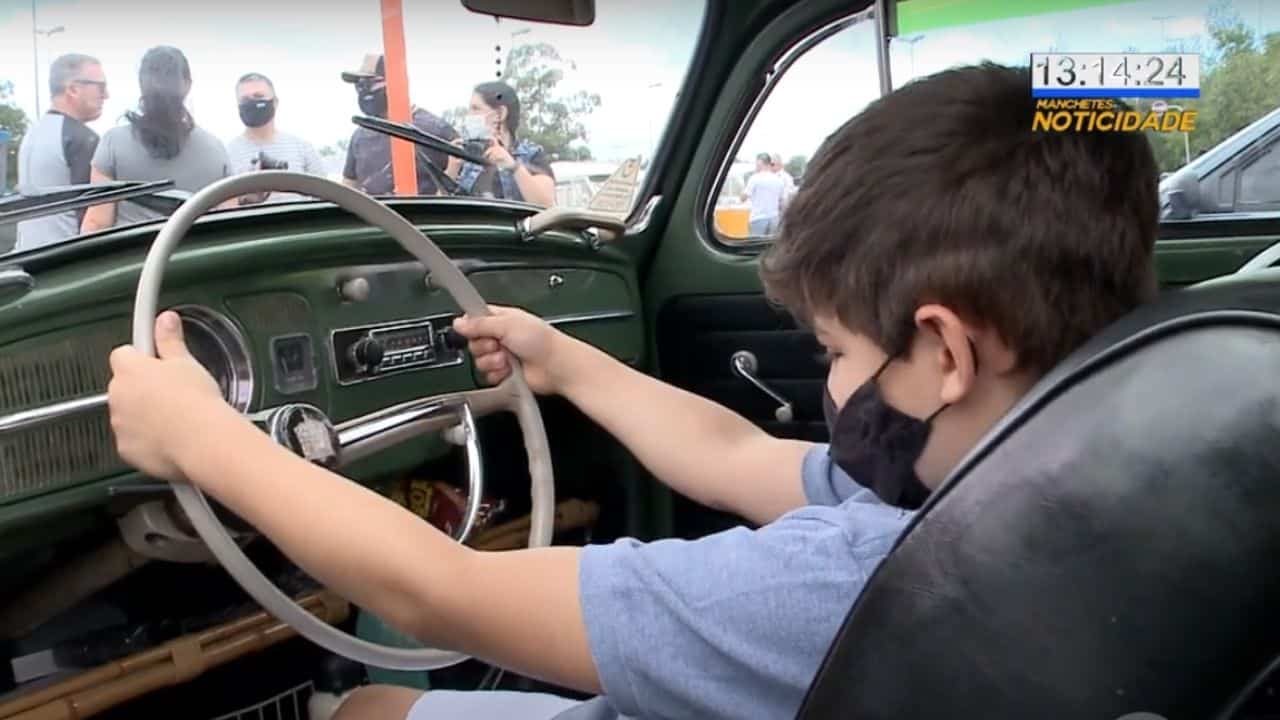 Encontro reúne colecionadores de carros antigos