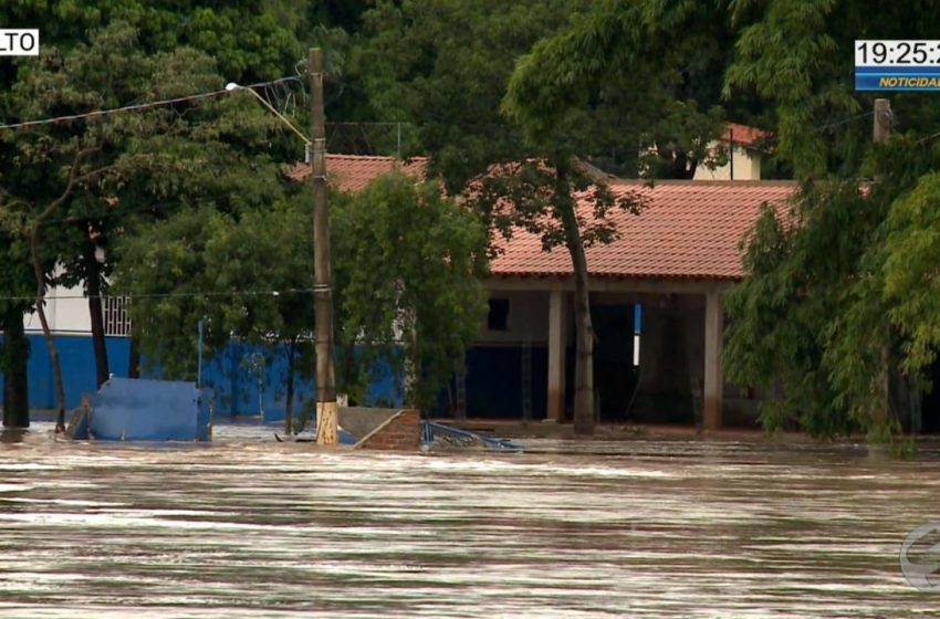  Rio Tietê transborda e causa alagamentos em Salto