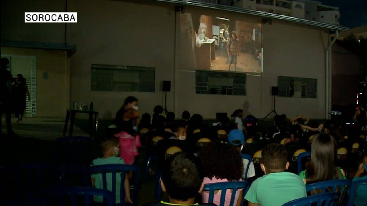 Cinema que usa energia solar exibe filmes em Sorocaba