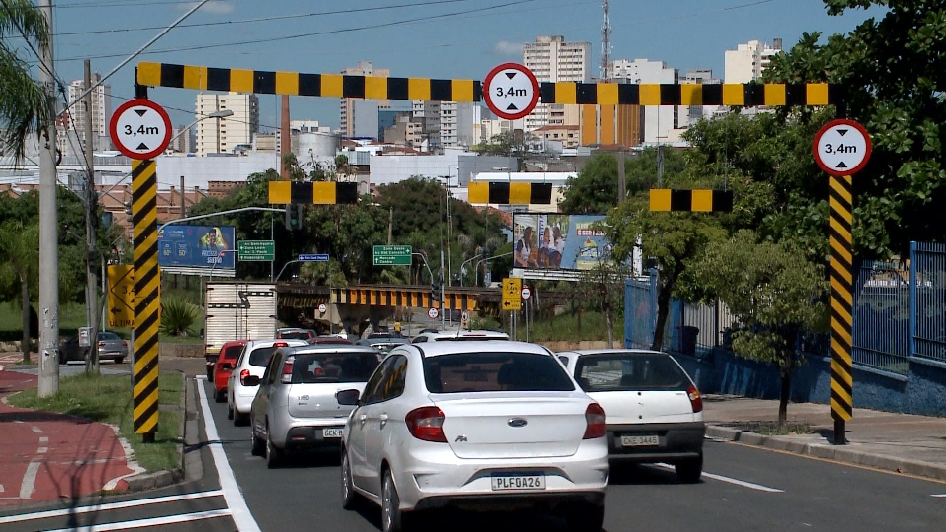 Limitadores de altura são usados para evitar que caminhões fiquem presos em pontilhões