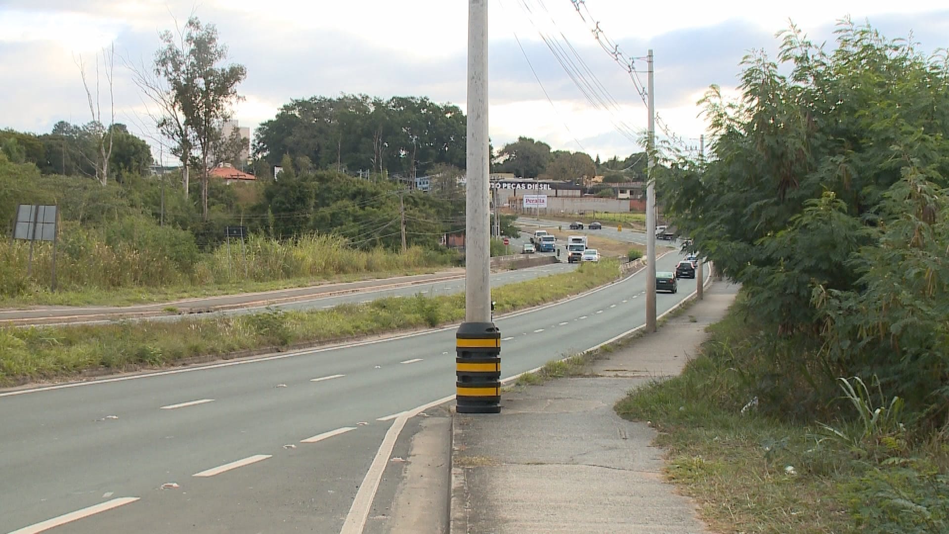 Barreiras são instaladas em postes para evitar prejuízos em colisões de veículos