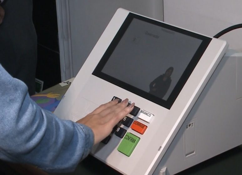  Eleitores têm contato com nova versão da urna eletrônica em Sorocaba