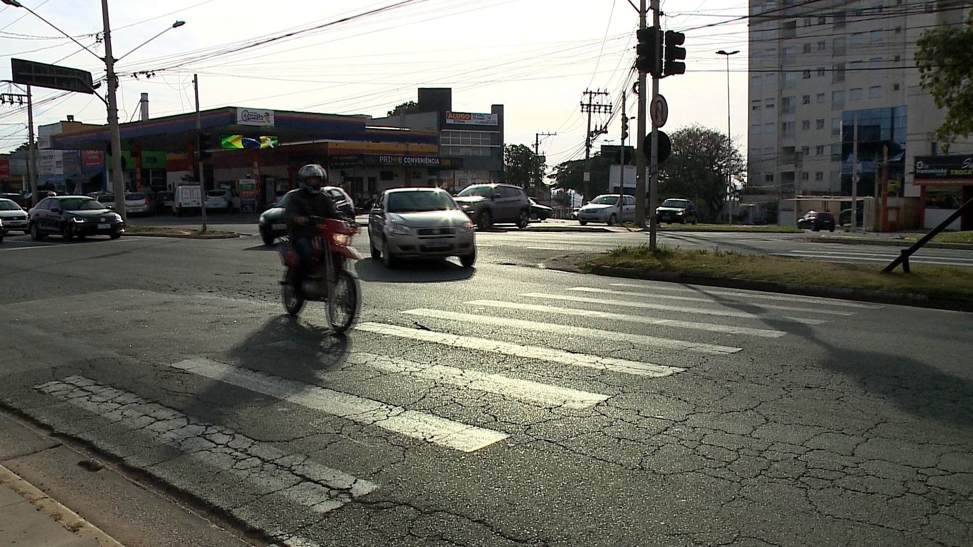 Desordem em cruzamentos de avenida de Sorocaba irrita motoristas e pedestres