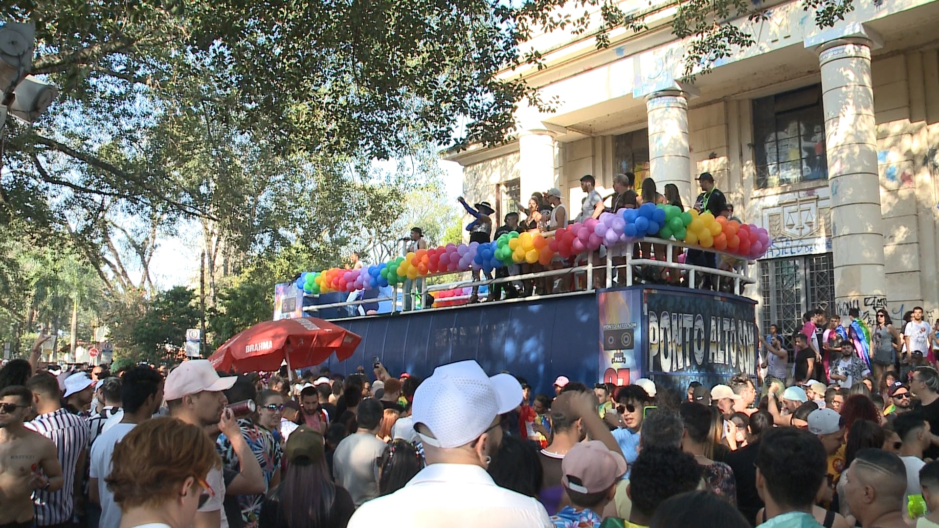 Parada do Orgulho LGBTQIA+ reúne centenas de pessoas em Sorocaba