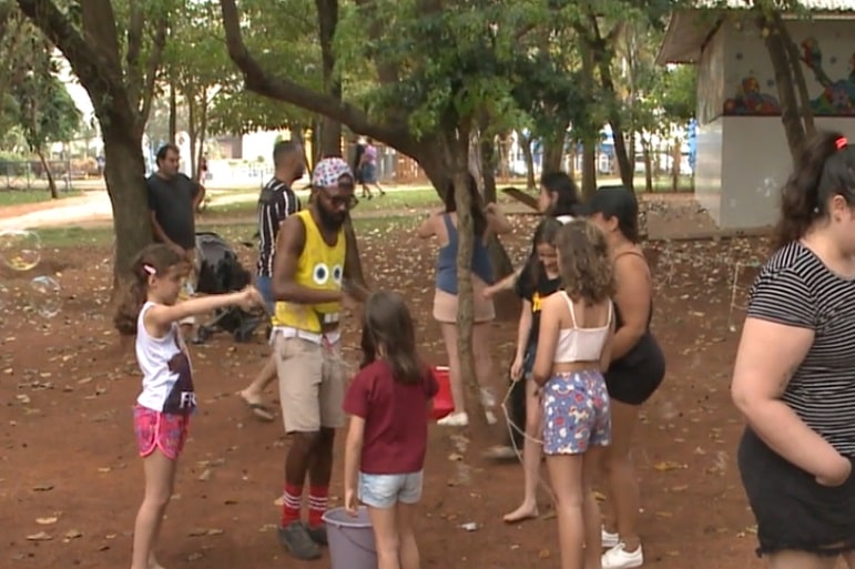 Festival de bolhas de sabão gigantes encanta crianças de todas as idades em Sorocaba