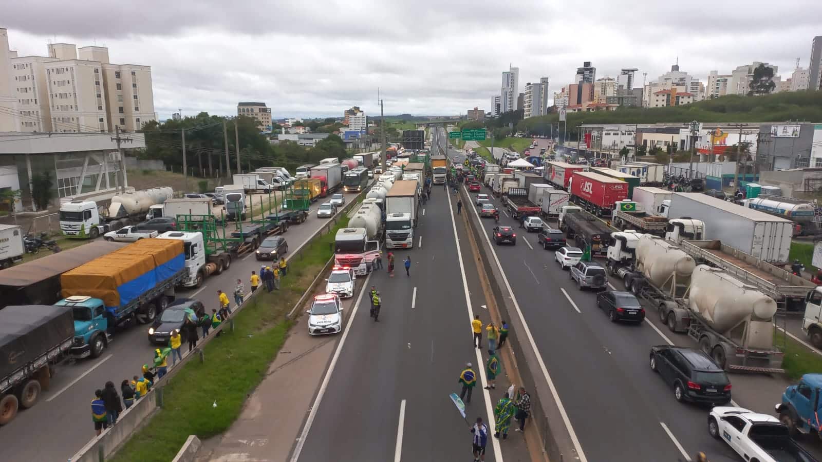 Manifestantes seguem na Raposo Tavares após pronunciamento de Bolsonaro