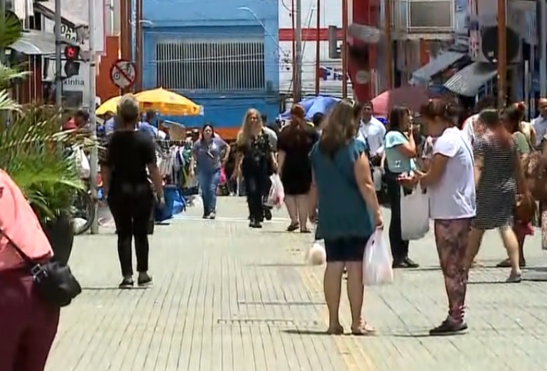 Carnaval muda horário de funcionamento do comércio