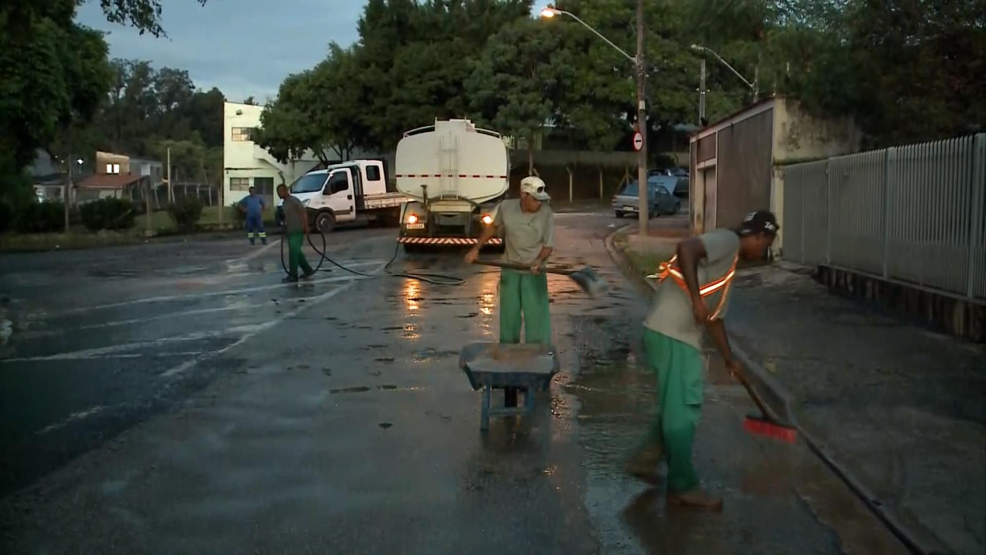 Chuva forte provoca enchentes e inunda escola de Sorocaba