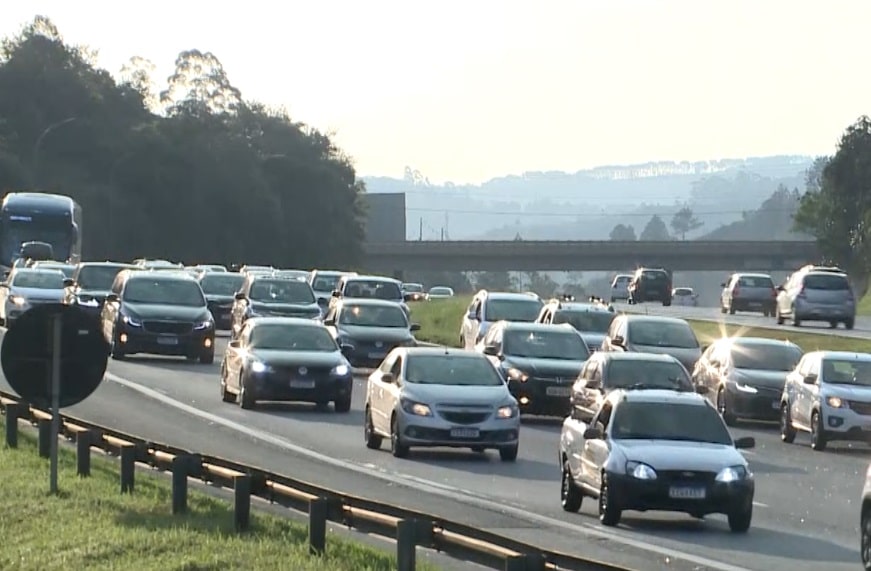 Rodovias da região registram tráfego lento na volta do feriado