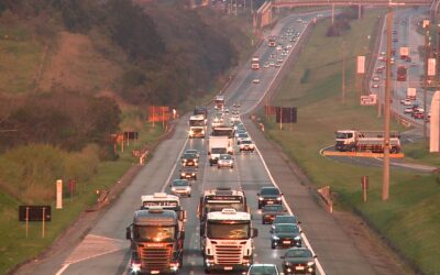 Fluxo de veículos aumenta nas rodovias na saída para o feriado prolongado