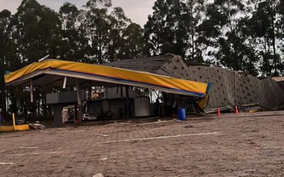 Estrutura de posto cai após vento e chuva em Capela do Alto