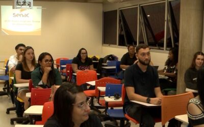 Estudantes aprendem na prática em curso técnico em administração em Jundiaí