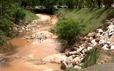 Córrego transborda e causa estragos em cruzamento de avenidas