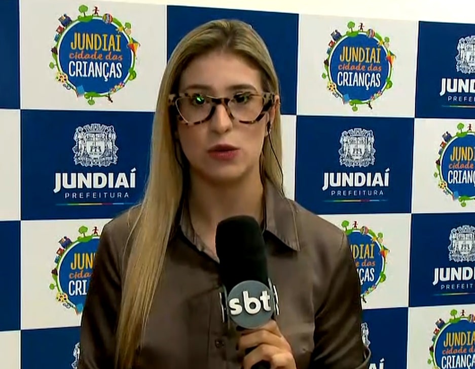 Repórter Nicole Bonentti falando sobre o evento