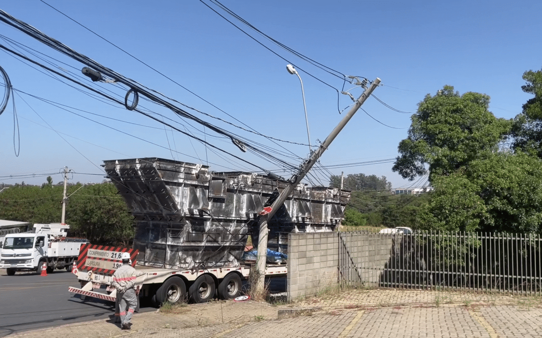 Acidente com carreta no Iporanga deixa bairro sem energia em Sorocaba