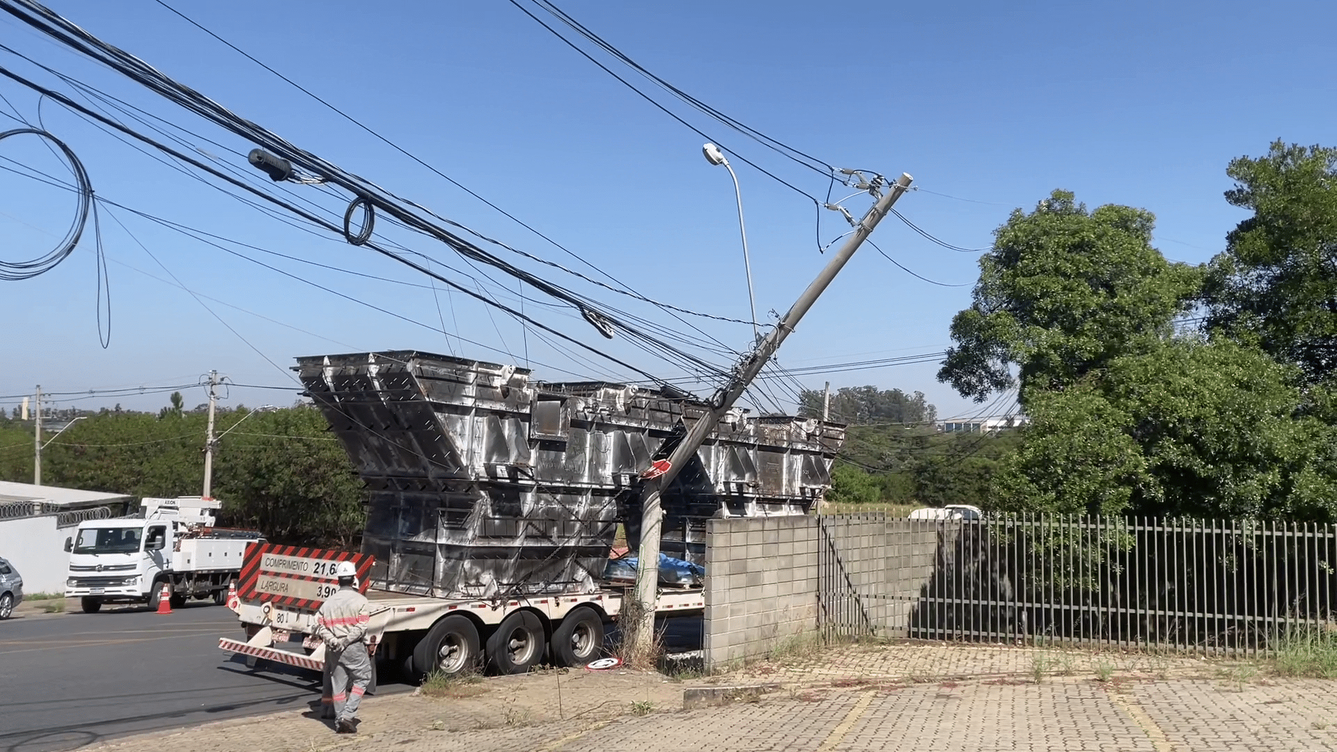 Acidente com carreta no Iporanga deixa bairro sem energia em Sorocaba