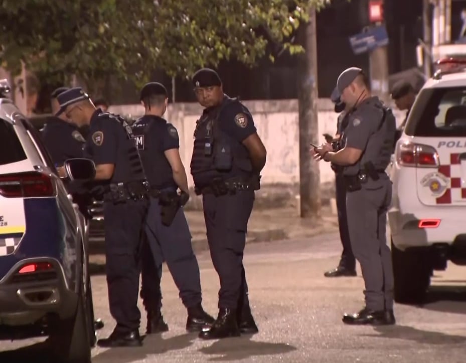 Policiais em frente à casa da família.