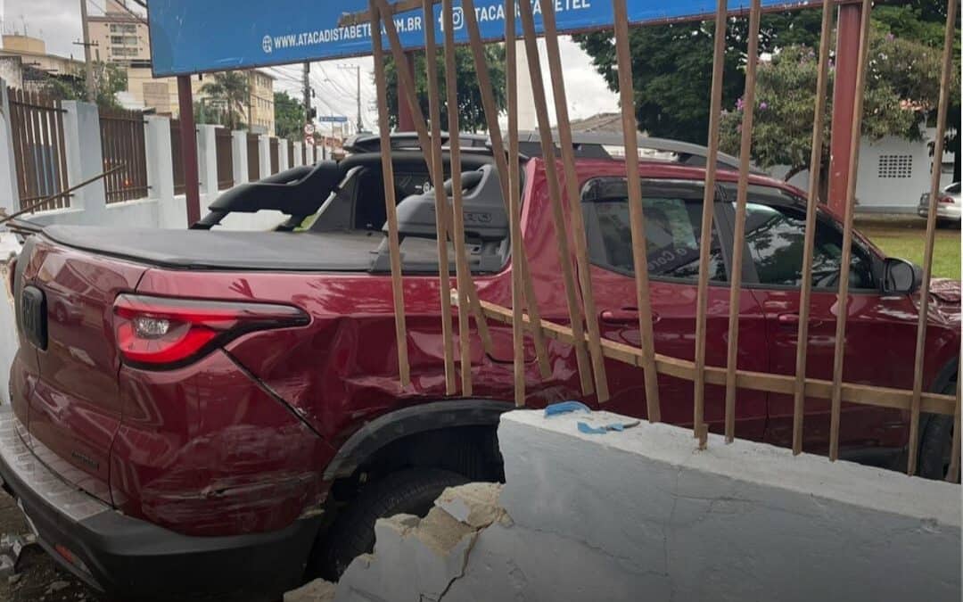 Carro bate em muro da Vila dos Velhinhos em Sorocaba e causa transtornos