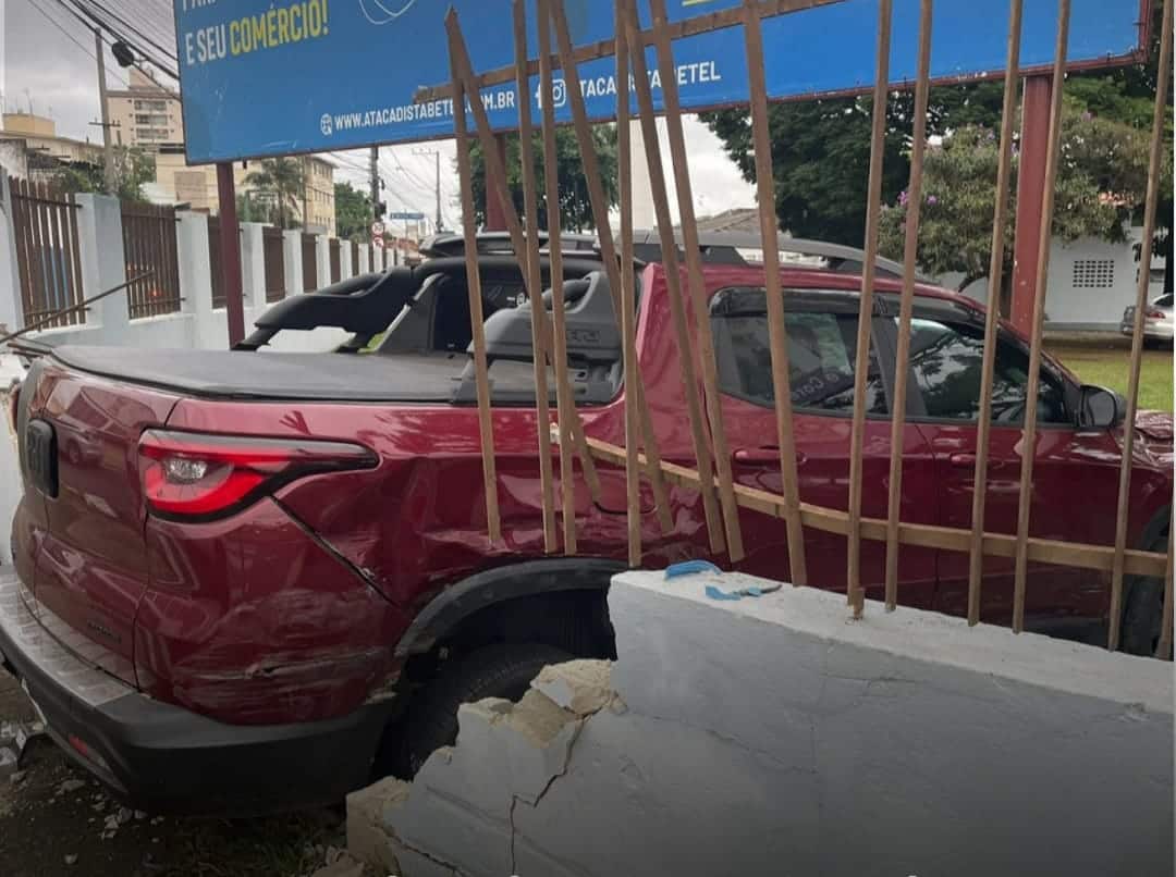 Carro bate em muro da Vila dos Velhinhos em Sorocaba e causa transtornos