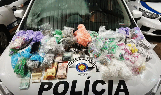 Casais são presos por tráfico de drogas, porte ilegal de arma e suspeita de envolvimento com o Tribunal do Crime em Laranjal Paulista