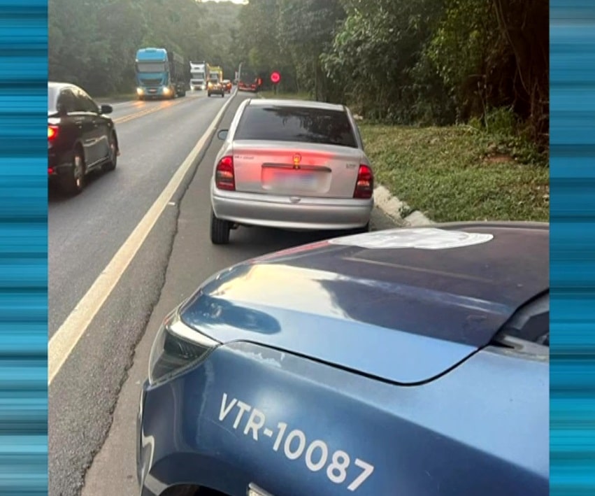 Imagem de carro usado para fuga, parado pela polícia.