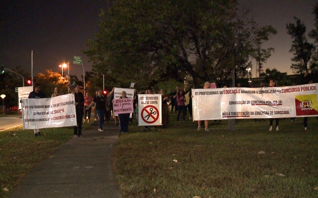 Profissionais da educação protestam contra a terceirização em escolas municipais de Sorocaba