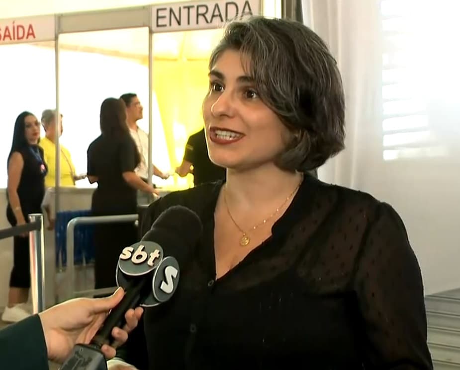 Elaine Ferraz, responsável pela comunicação da feira, falando sobre o evento em entrevista.