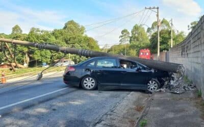 Mulher fica ferida em acidente e causa queda de poste na Rodovia Quintino de Lima em São Roque