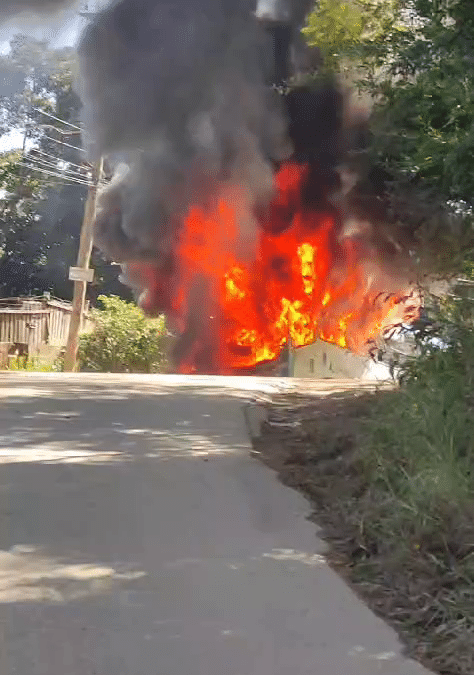 Ônibus municipal pega fogo em Alumínio; passageiros escapam ilesos