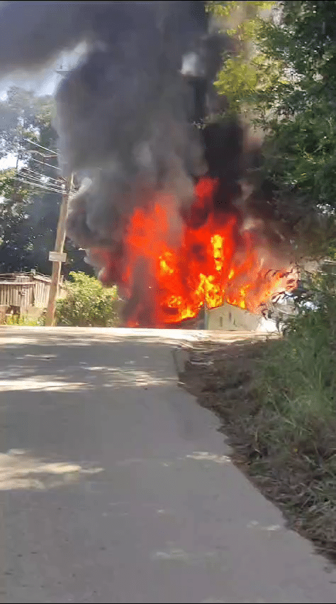 Ônibus municipal pega fogo em Alumínio; passageiros escapam ilesos