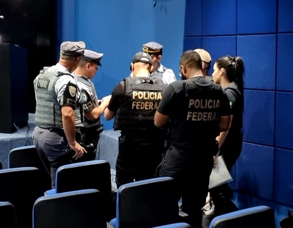 Policiais Federais reunidos em investigação.