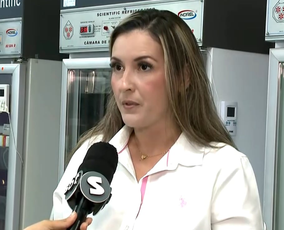 Supervisora da central de vacinas em entrevista, falando sobre o assunto.