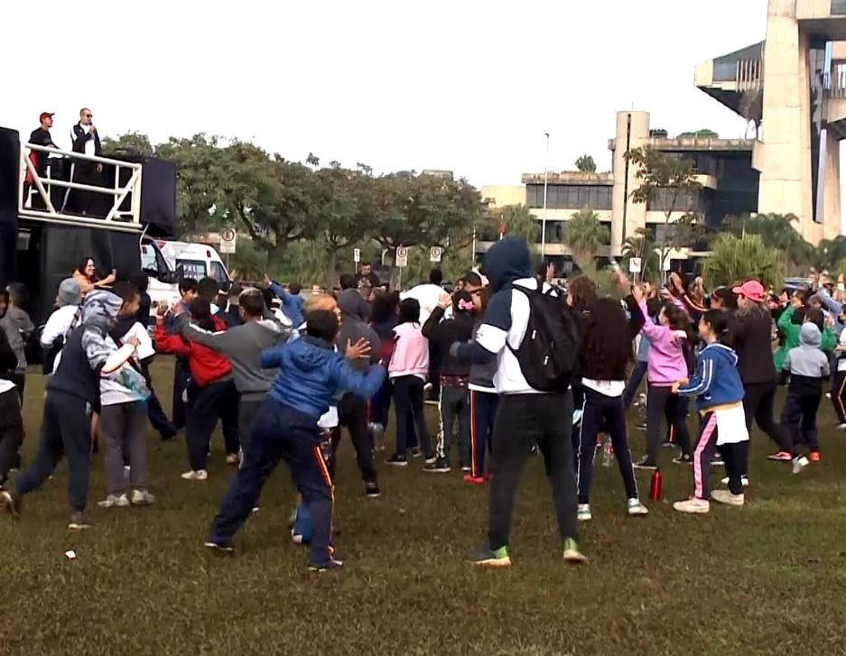 Pessoas participando das atividades no dia do desafio.