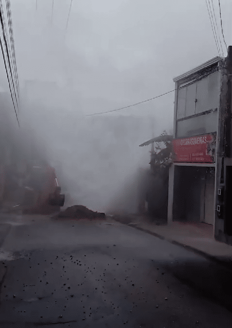 Vazamento de água causa transtornos em Sorocaba; casas são atingidas e moradores registram imagens impressionantes