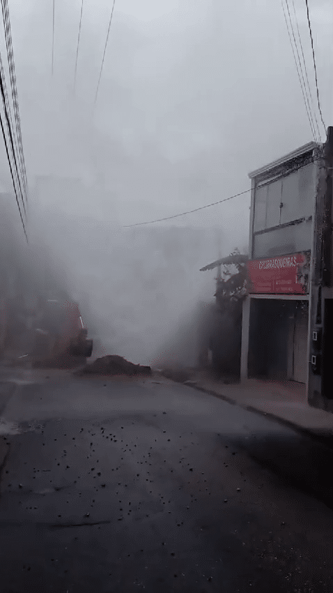 Vazamento de água causa transtornos em Sorocaba; casas são atingidas e moradores registram imagens impressionantes