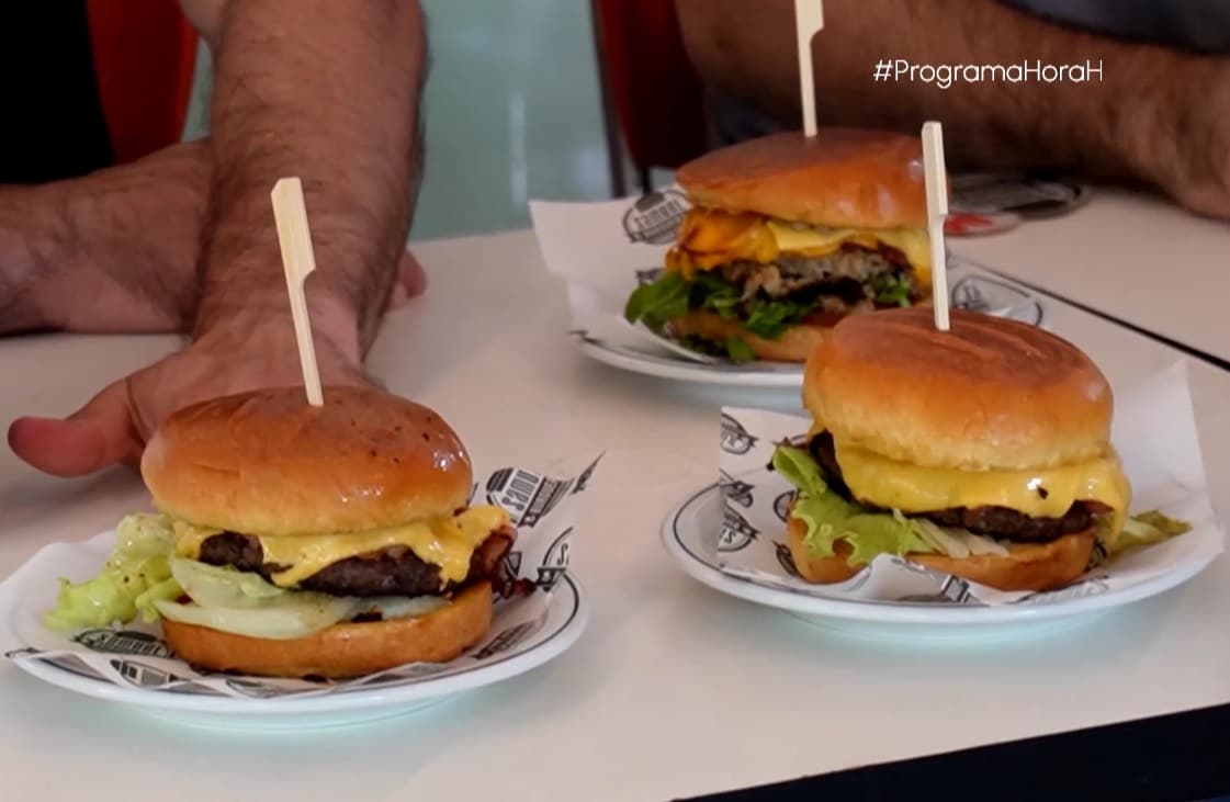 Imagem de lanches feitos pelo restaurante.