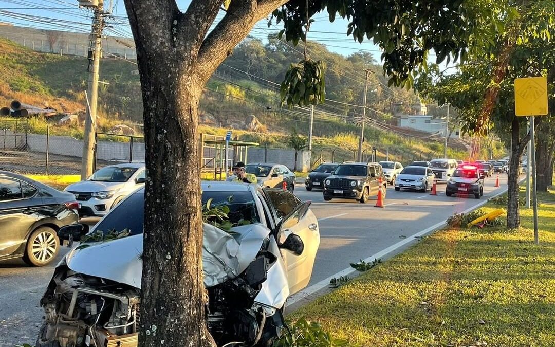 Acidente na Avenida Pereira Inácio deixa ferido em Sorocaba