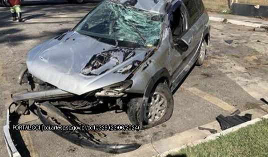 Acidente na Raposo Tavares: Carro capota e deixa um ferido