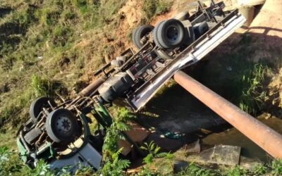 Caminhão cai em córrego na Zona Oeste de Sorocaba; motorista fica ferido