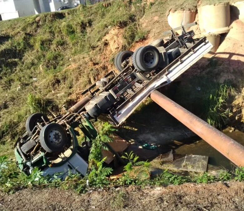 Caminhão cai em córrego na Zona Oeste de Sorocaba; motorista fica ferido