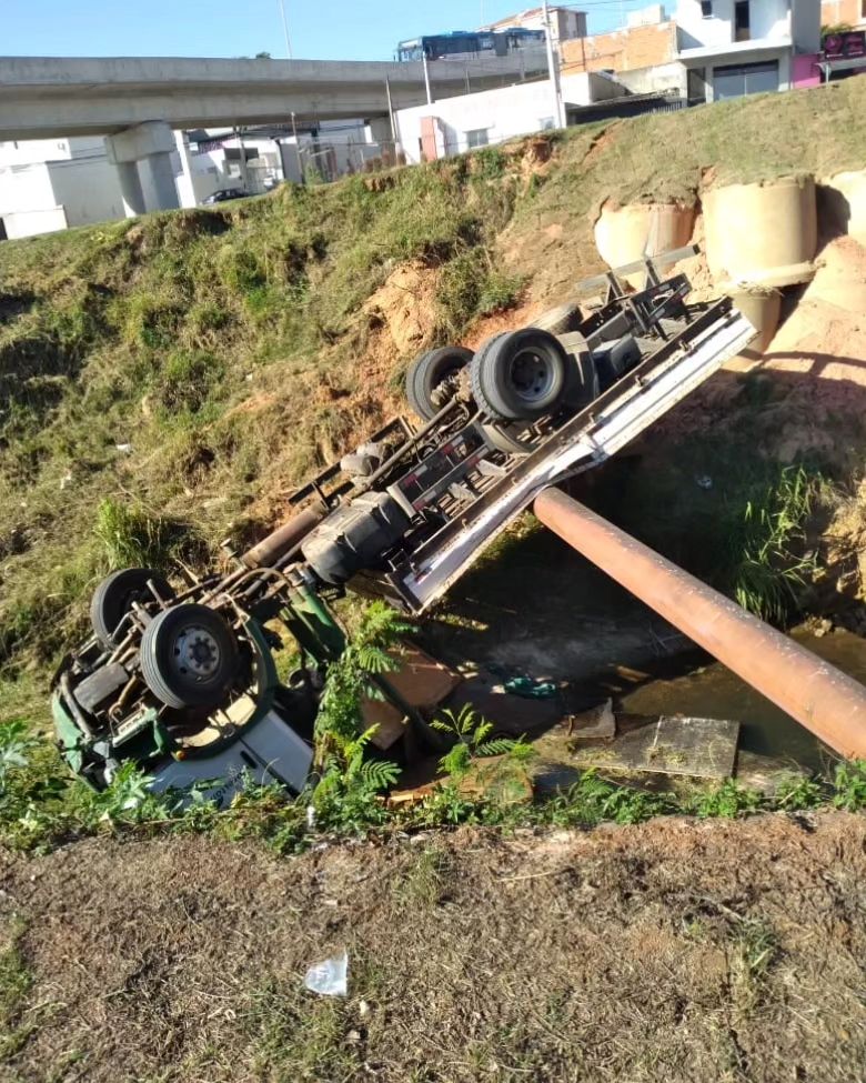 Caminhão cai em córrego na Zona Oeste de Sorocaba; motorista fica ferido