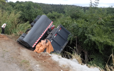 Caminhão cai em ribanceira na Rodovia Raimundo Antunes Soares