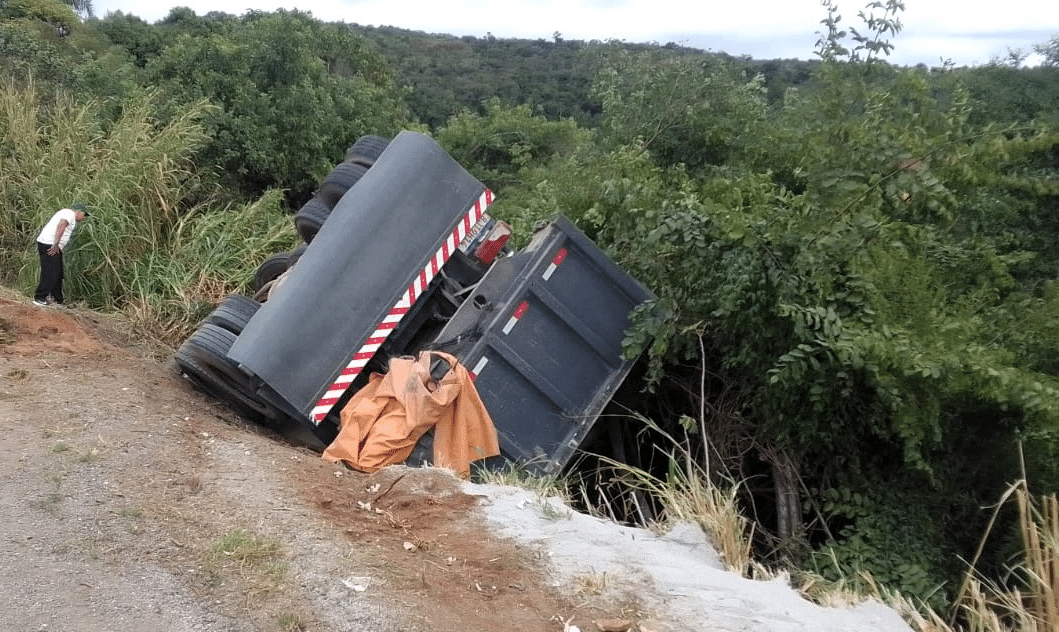 Caminhão cai em ribanceira na Rodovia Raimundo Antunes Soares