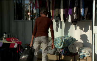 Roupas são colocadas para doação em contêiner no centro de Sorocaba