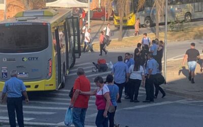 Idoso cai após colidir com porta de ônibus em Sorocaba